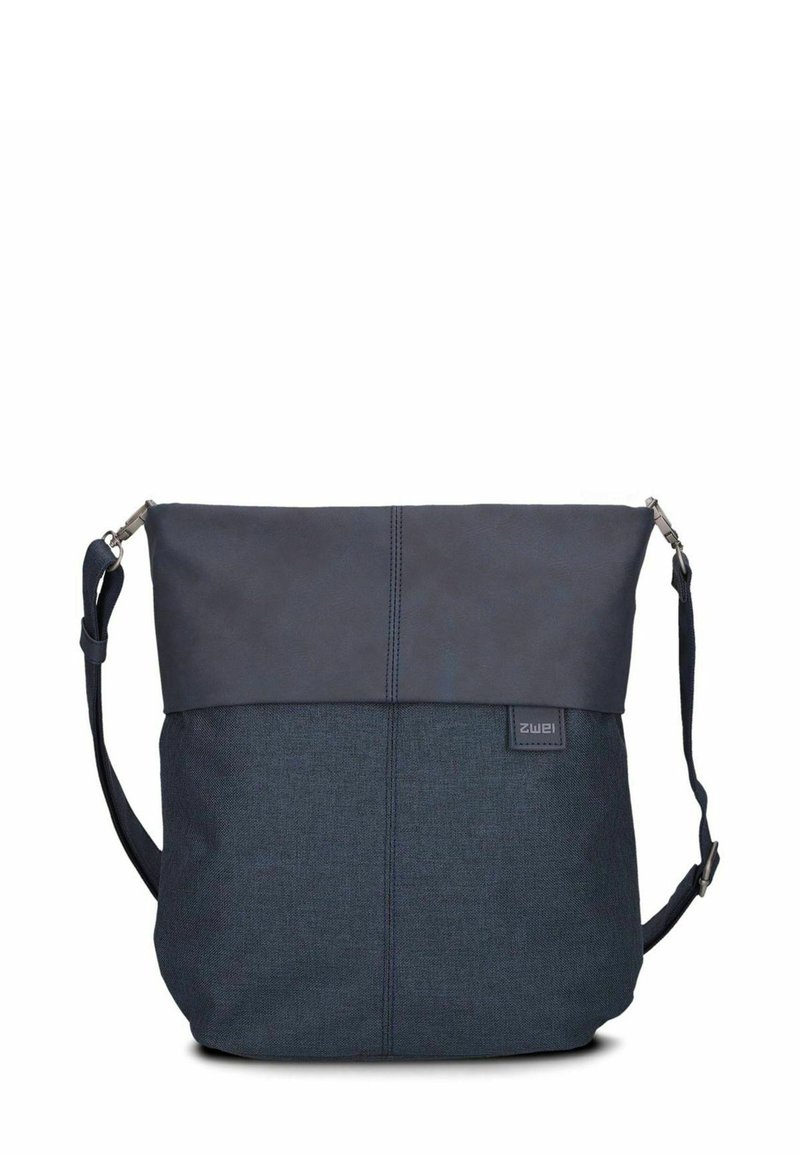 Borsa a tracolla blu navy con tracolla regolabile, metà inferiore in tessuto, patta superiore liscia e piccola etichetta quadrata del marchio sul davanti.