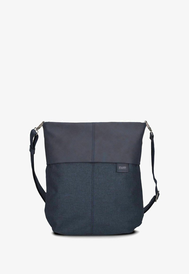 Borsa a tracolla blu navy con tracolla regolabile, metà inferiore in tessuto, patta superiore liscia e piccola etichetta quadrata del marchio sul davanti.