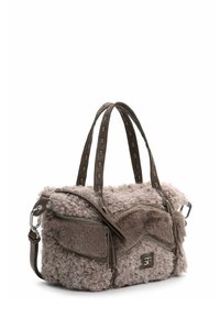 Borsa in pelliccia sintetica di colore marrone chiaro con una superficie testurizzata. Presenta doppi manici, una tracolla regolabile e un dettaglio con pattina frontale.
