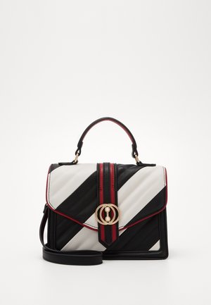 Sac à main rayé diagonal noir et blanc avec finition rouge, fermoir circulaire doré orné de perles, poignée supérieure et bandoulière amovible.
