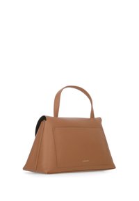 Sac à main en cuir tan avec une forme triangulaire structurée, une poignée supérieure et une poche frontale rectangulaire. Texture lisse avec un matériel minimal.
