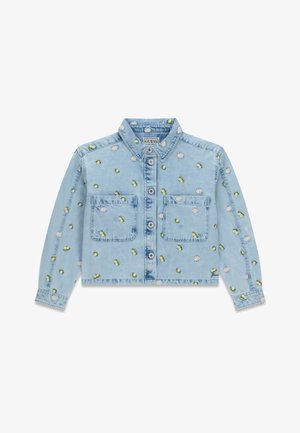 Chaqueta vaquera azul claro con mangas largas, cierre de botones, dos bolsillos en el pecho y margaritas blancas bordadas con capullos verdes por todo el diseño.