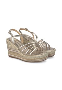 Sandali wedge metallici dorati con cinturini incrociati, suola intermedia avvolta in juta e plantare liscio e testurizzato. Cinturino alla caviglia regolabile per una vestibilità perfetta.