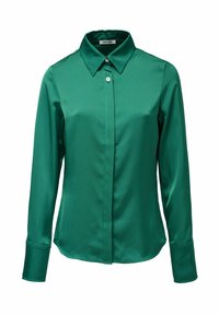 Blusa de satén verde con cuello puntiagudo, mangas largas y cierre de botones. Textura suave y corte ajustado, con un dobladillo que se curva ligeramente.