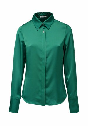 Blusa de satén verde con cuello puntiagudo, mangas largas y cierre de botones. Textura suave y corte ajustado, con un dobladillo que se curva ligeramente.