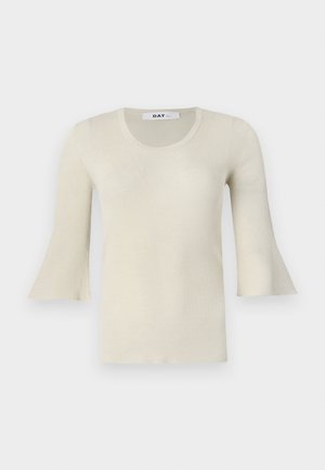 Lys beige, ribbet strikket topp med rund hals og flagrende trekvartlange ermer. Myk tekstur, allsidig design for hverdagsbruk.