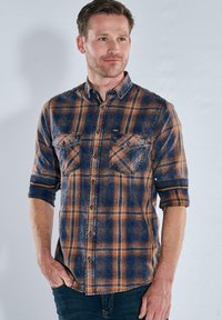 Punktiertes Hemd in Blau- und Orangetönen, aus weichem Stoff. Verfügt über Brusttaschen und hochgekrempelte Ärmel. Lässiger Schnitt.