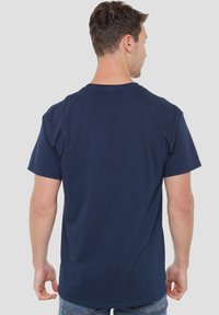 Marineblaue Baumwoll-T-Shirts mit kurzen Ärmeln, Rundhalsausschnitt und geradem Rückensaum. Keine sichtbaren Grafiken oder Muster.