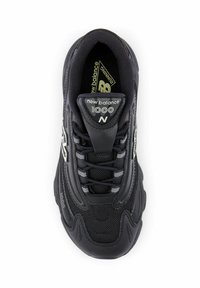 Svart New Balance 1000 löparskor med ovandel i nät och läder, synliga snören och vadderad ankelskydd, sedd ovanifrån.