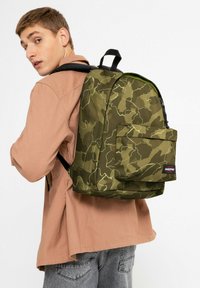 Eastpak OUT OF OFFICE - Mochila - camouflash khak