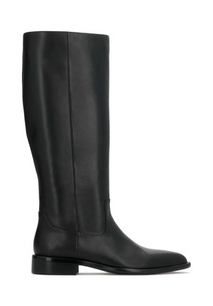 Botte haute en cuir noir avec petit talon et bout arrondi, vue de profil sur fond blanc.