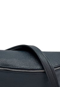 Zwarte leren tas met een gestructureerde afwerking, rechthoekige vorm, bovenkuriersluiting en een slanke schouderband. Kenmerkt zich door zilveren hardware en nette stiksels.