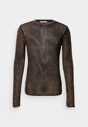 Brūns ar garām piedurknēm džemperis ar ribveida faktūru, apaļu kakla izgriezumu un pieguļošu siluetu. Materiālam ir viegls spīdums.