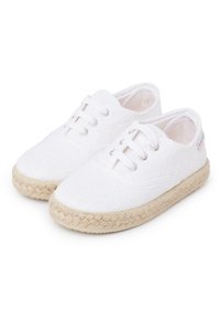 Espadrilles en toile blanche avec une surface texturée, un bout rond et un design à lacets. Présentent une semelle en jute naturel et un style minimaliste.