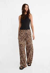 Stradivarius NECKHOLDER - Toppi - black