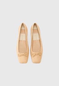 Ballerines beiges en tissu texturé, à bout carré et avec un accent en nœud à l'avant. Doublure intérieure douce et légère.