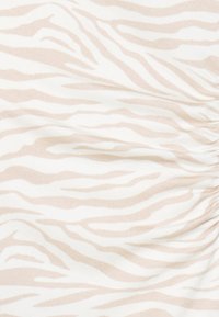 Lichtgewicht, rekbaar materiaal met een beige en witte zebra-streep patroon, met subtiele plooien die textuur en diepte creëren.