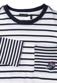 T-shirt in cotone a righe con una combinazione di colori blu navy e bianco, caratterizzato da una tasca a toppa e da un logo del casco ricamato sul petto.
