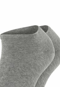 Chaussettes à cheville grises en tissu texturé, avec un revers serré et un design en tricot côtelé, idéales pour un usage décontracté.