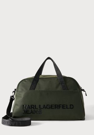 Borsa duffle verde oliva con logo nero "KARL LAGERFELD JEANS", manici neri e tracolla regolabile su sfondo semplice.