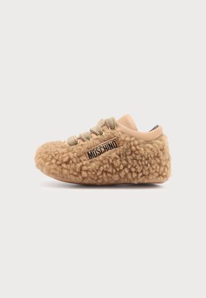 Baskets Moschino beige en tissu duveteux texturé, œillets dorés, lacets beiges et col rembourré lisse sur fond uni.