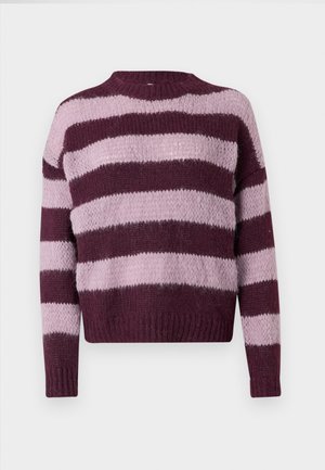 Strikkegenser med marsala og lyserøde horisontale striper. Har rund halslinning og ribbestrikkede mansjetter og kant. Myk tekstur.