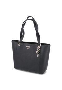 Borsa a tote nera in ecopelle con doppie maniglie, logo triangolare Guess e charm decorativi in metallo su sfondo bianco.