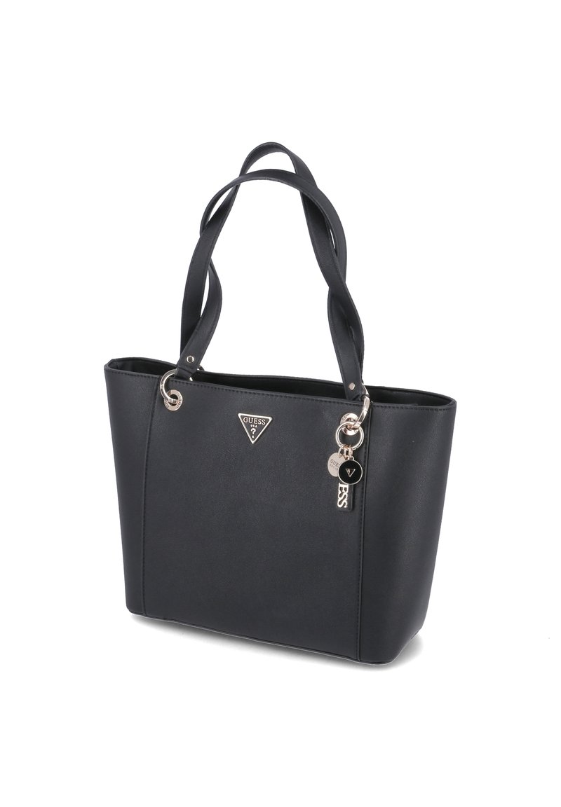 Borsa a tote nera in ecopelle con doppie maniglie, logo triangolare Guess e charm decorativi in metallo su sfondo bianco.