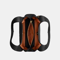 Zwarte leren handtas met lichtbruine binnenkant, twee handvatten, een centraal ritssluitingvak en open zijkanten zichtbaar van boven.