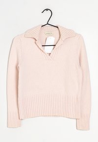 Maglione lavorato a maglia rosa chiaro con orlo e colletto a coste, caratterizzato da un design a scollo a V e un'etichetta appesa. Tessuto morbido, maniche lunghe.