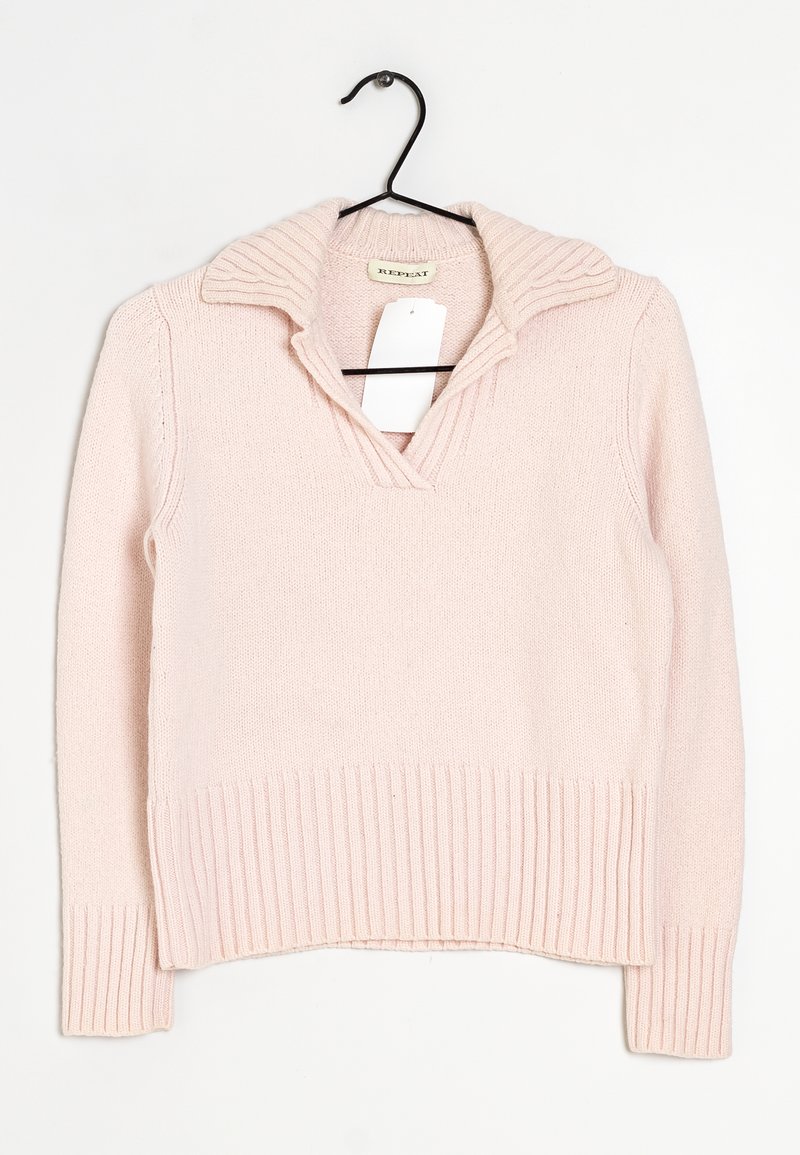 Maglione lavorato a maglia rosa chiaro con orlo e colletto a coste, caratterizzato da un design a scollo a V e un'etichetta appesa. Tessuto morbido, maniche lunghe.