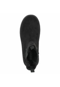 Botín negro con un exterior de ante suave, punta redondeada y un panel lateral elástico para facilitar su uso. Presenta un forro interior suave y una lengüeta.
