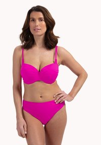 Felroze bikini met een gevoerd, onderwired top met verstelbare banden en een hooglopende onderkant, een gladde textuur en geen zichtbare patronen.