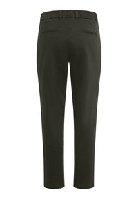 Donkergroene elastische taillebandbroeken met een tapered leg, voorzien van twee achterzakken en een gladde textielafwerking.