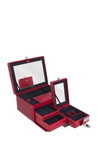 Caja de joyería de cuero rojo, con un espejo, múltiples compartimentos y dos cajones con forro de terciopelo negro. Acerados y detalles de costura destacados.