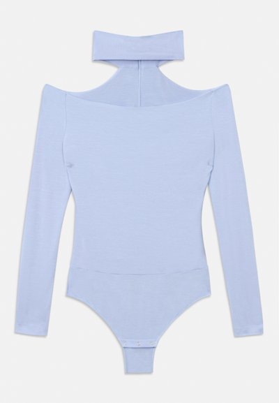 Modrý body s dlouhým rukávem s off-the-shoulder designem, stojáčkovým límcem a zapínáním na patentky na spodní části. Hladká, elastická látka.