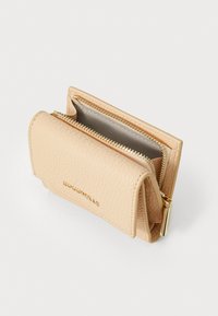 Portafoglio in pelle beige con texture a grana, dotato di una cerniera dorata e un design compatto. L'interno presenta una fodera grigia e numerosi scomparti.