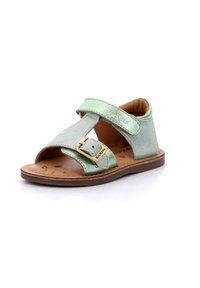 Sandalia de cuero metálico verde con diseño de punta abierta, correa ajustable y acento de hebilla dorada. Suela de goma marrón.