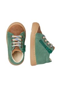 Sneaker in suede verde e pelle marrone con lacci beige, cerniera laterale e suole in gomma tan. Dettagli testurizzati sulla parte superiore e accenti a contrasto.