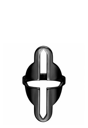 Schwarzes Metallobjekt in Form eines vertikalen Kreuzes mit abgerundeten Kanten und einer horizontalen Stange in der Mitte vor weißem Hintergrund.