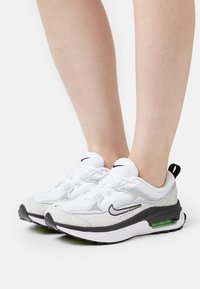 Nike Sportswear - W AIR MAX BLISS - Tossud - white/metallic silver/photon dust/black/volt Väikepilt 1