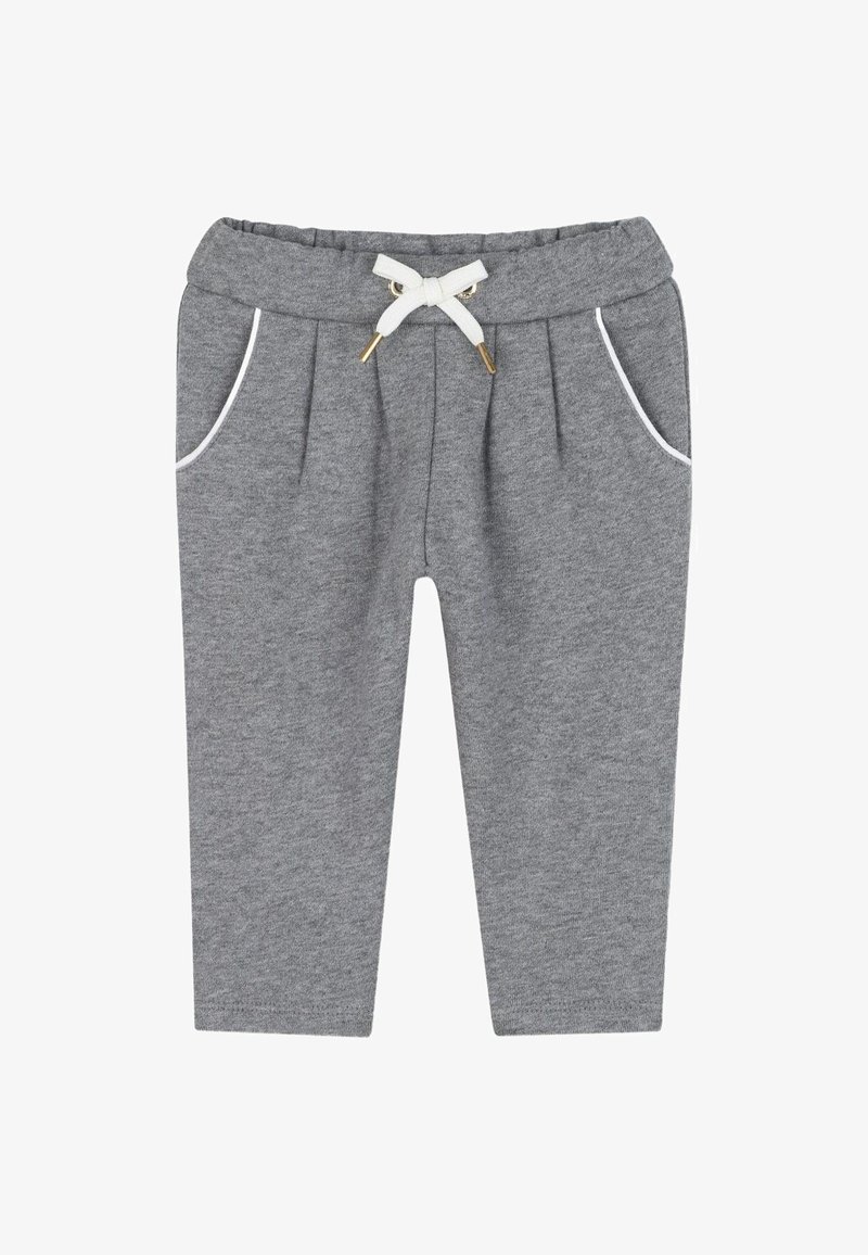 Szare bawełniane dresy z elastyczną talią, białym sznurkiem do regulacji, dwoma bocznymi kieszeniami oraz przeszyciami wzdłuż kieszeni.