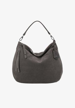 Dunkelgraue Wildleder-Hobo-Tasche mit einem einzigen Riemen, silbernem Reißverschluss an der Vorderseite und einem kleinen, markenbezogenen Lederanhänger am Griff.
