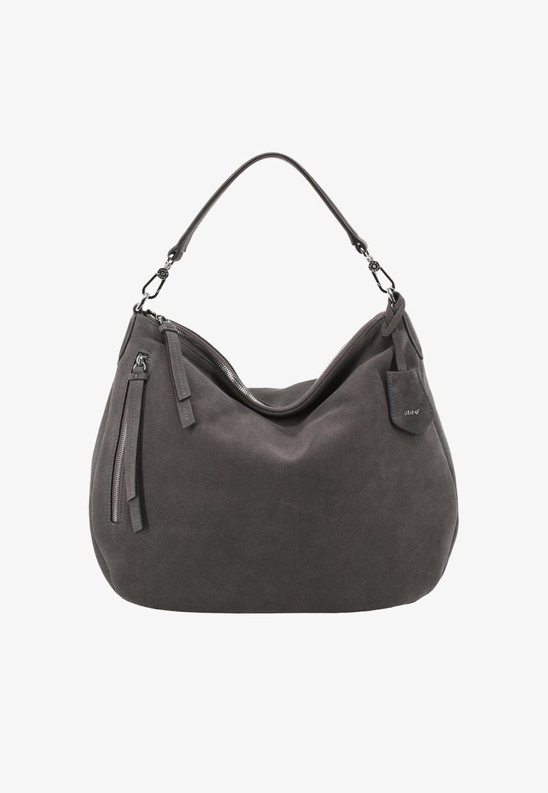 Dunkelgraue Wildleder-Hobo-Tasche mit einem einzigen Riemen, silbernem Reißverschluss an der Vorderseite und einem kleinen, markenbezogenen Lederanhänger am Griff.