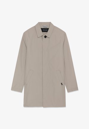 Trench-coat long beige avec col, un bouton noir visible, deux poches latérales et des boutons dissimulés à l'avant.