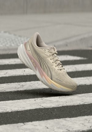 Puma, VELOCITY NITRO 5 WNS - Hardloopschoenen voor op de weg - alpine snow-misty pink
