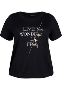 Sort t-shirt lavet af bomuld med korte ærmer, med et hvidt og guld tekstdesign der står "LEV DIT VIDUNDERLIGE LIV FRIE."