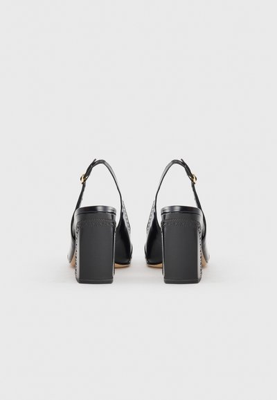 Svarta klackskor med slingback-design, fyrkantiga blokkhälar och dekorativ sömnad längs kanterna. Slät läderstruktur.