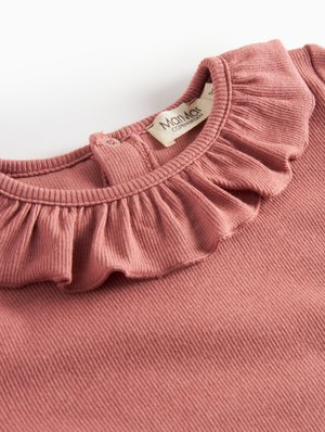 Rosa ribbet bomullstopp med volangkrage og knappelukking bak. Merke med "Maiami Copenhagen" er synlig.