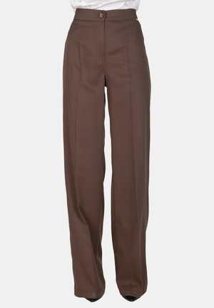Pantaloni marroni a vita alta, gamba larga, con chiusura a bottoni e pieghe frontali, indossati con una maglietta bianca infilata.